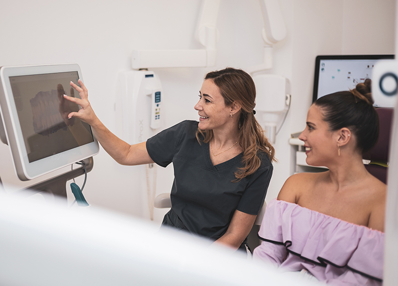 Patiente en consultation chez l'orthodontiste